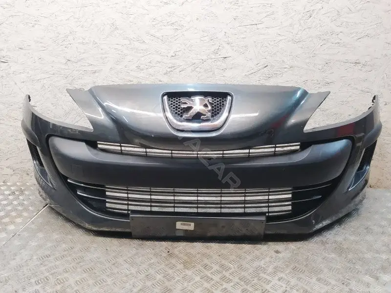 Передний бампер 10431118
