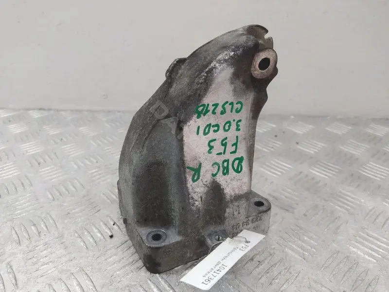 Кронштейн двигателя A6422233404