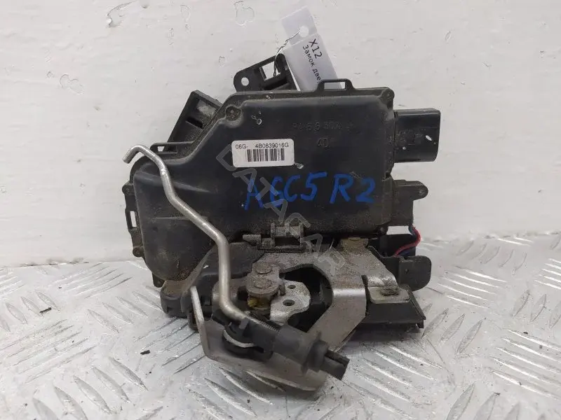 Замок двери 4B0839016G