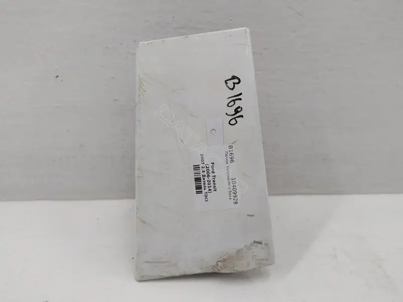 Крышка лючка топливного бака YC15V405A02AG