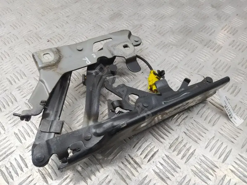 Петля капота 80A823302D