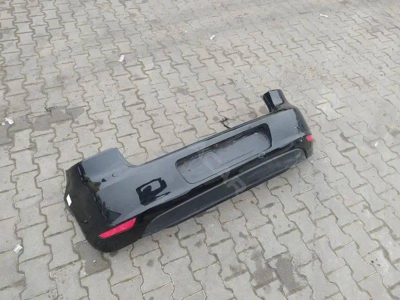 Задний бампер 10373604