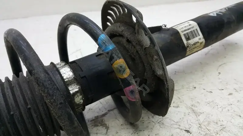 Стойка передняя 1K0413031CM
