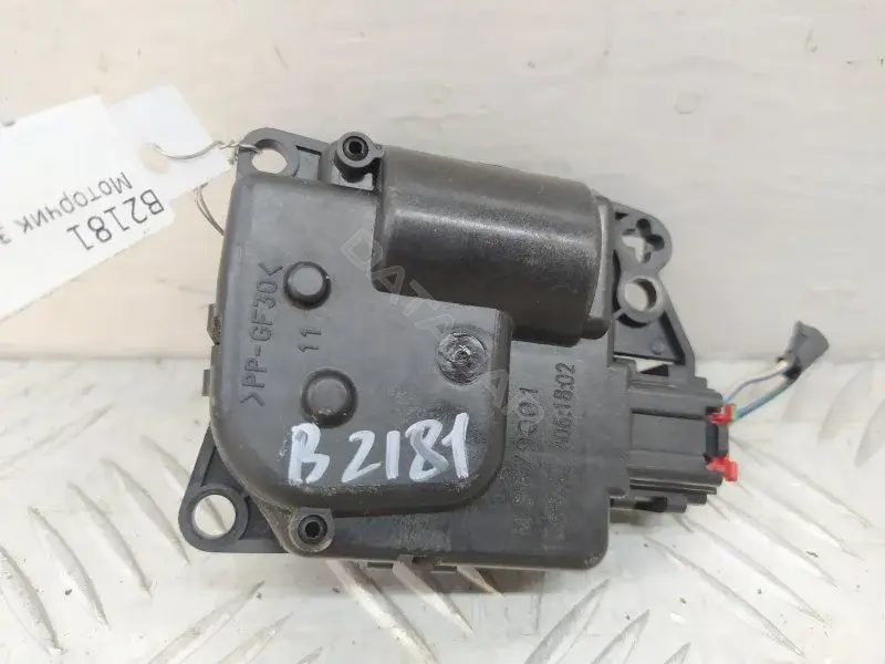 Мотор заслонки печки M8679001
