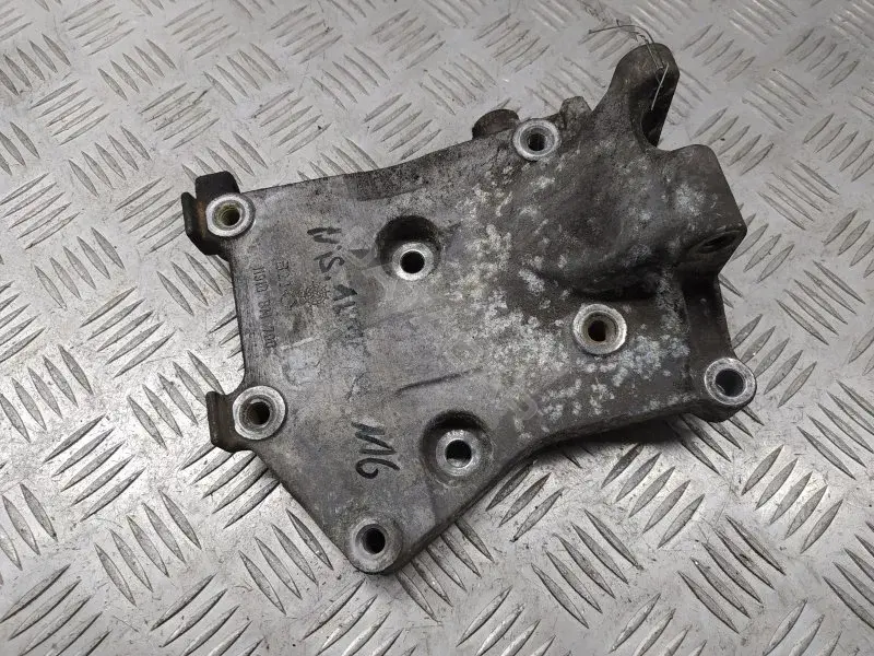 Кронштейн компрессора кондиционера 11910BM700