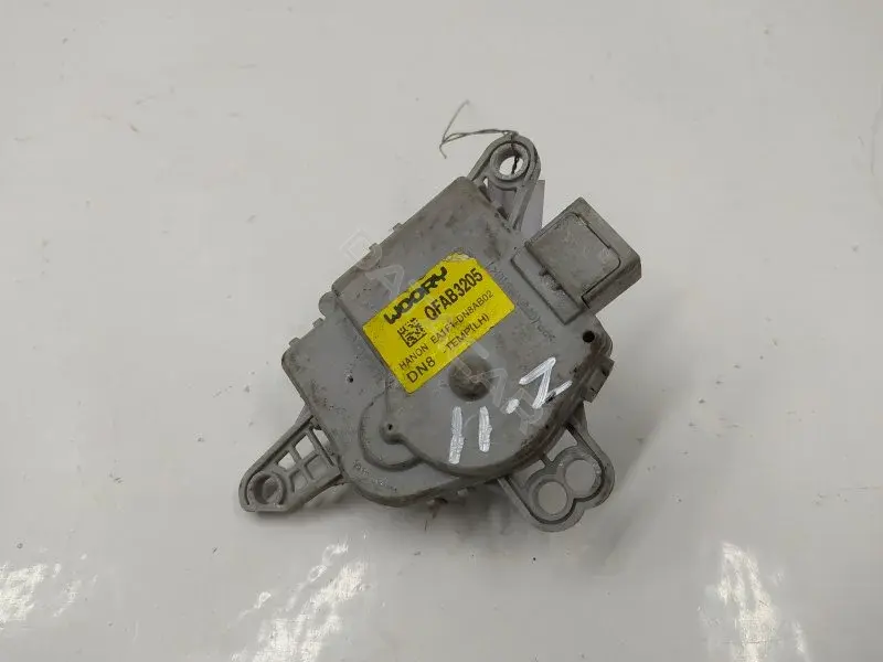 Мотор заслонки печки EA1F1DN8AB02