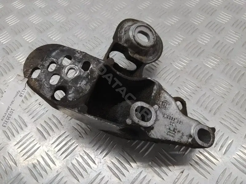 Кронштейн двигателя 4B0199351B