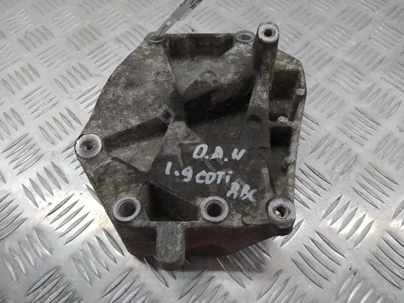 Кронштейн компрессора кондиционера 55191339