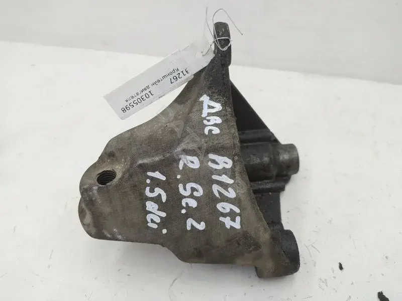 Кронштейн двигателя 10305598