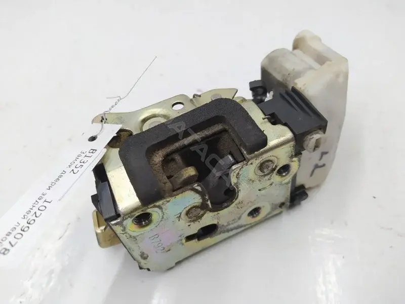 Замок двери 10299078