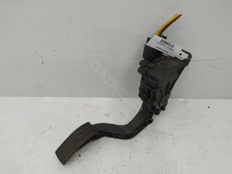 Педаль газа 2S619F836AA