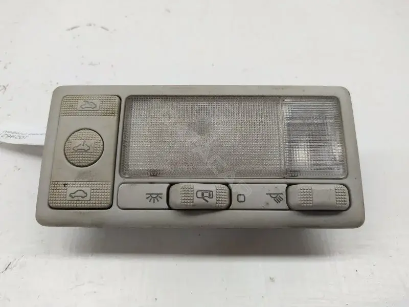 Плафон освещения салона 1U0959728