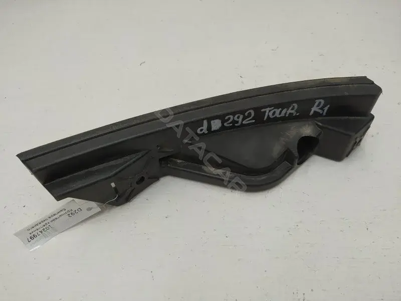 Кронштейн-направляющая бампера 1T0807890A