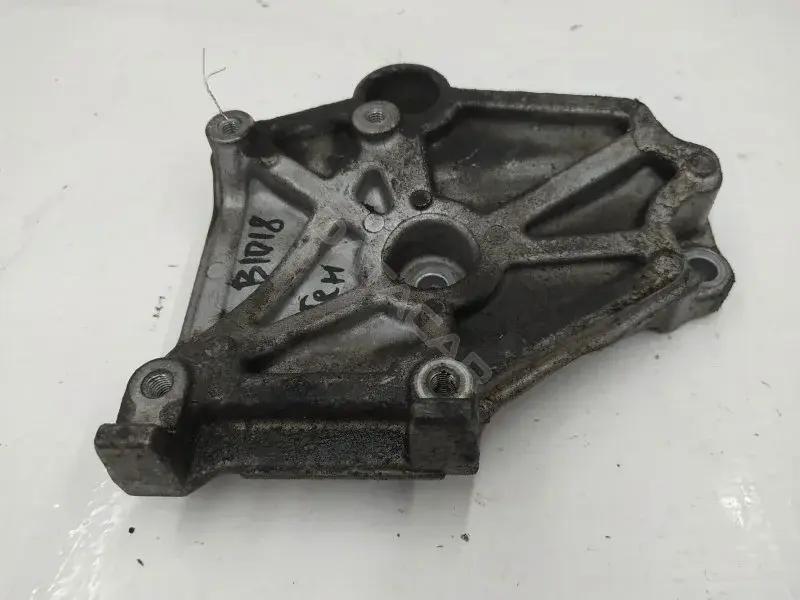 Кронштейн компрессора кондиционера MR513093