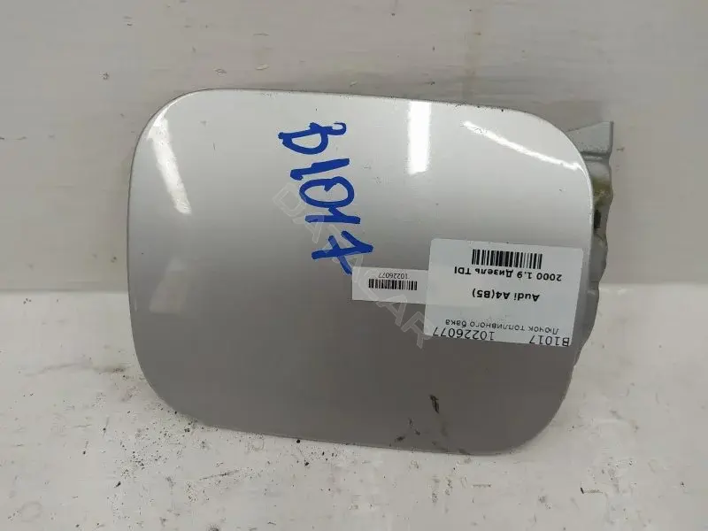 Крышка лючка топливного бака 8D0010139D