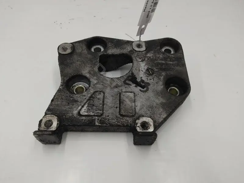Кронштейн компрессора кондиционера RF7L15810