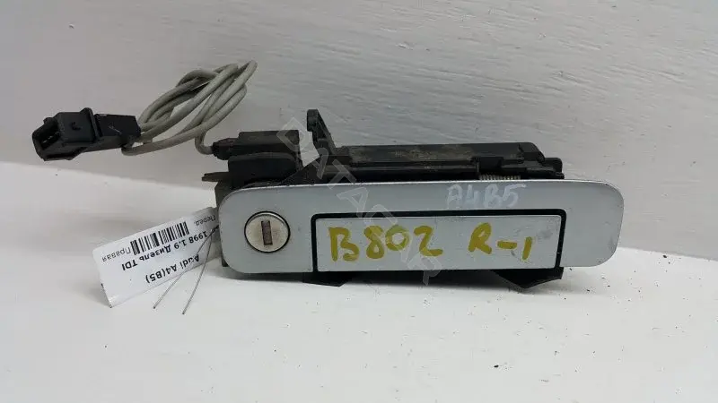 Ручка двери 8D0837208AB