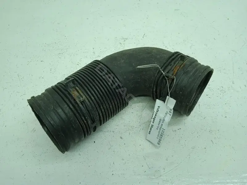 Патрубок воздушный 7M0129627AA