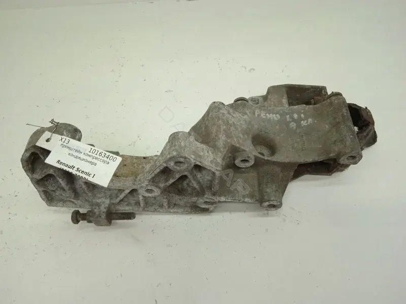 Кронштейн компрессора кондиционера 7700272975D