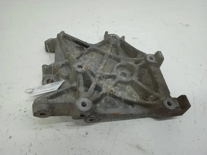 Кронштейн компрессора кондиционера MR398281