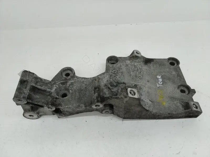Кронштейн компрессора кондиционера 03G903143A