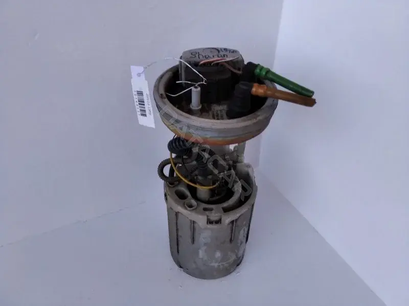 Топливный насос 7M3919050A