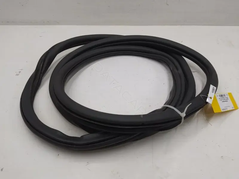 Уплотнитель двери 5G4867911