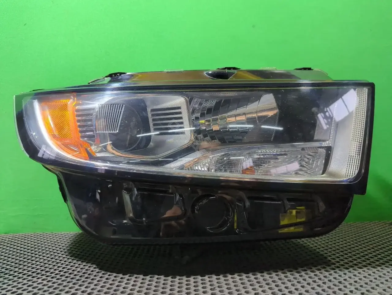 Фары FT4Z 13008 A