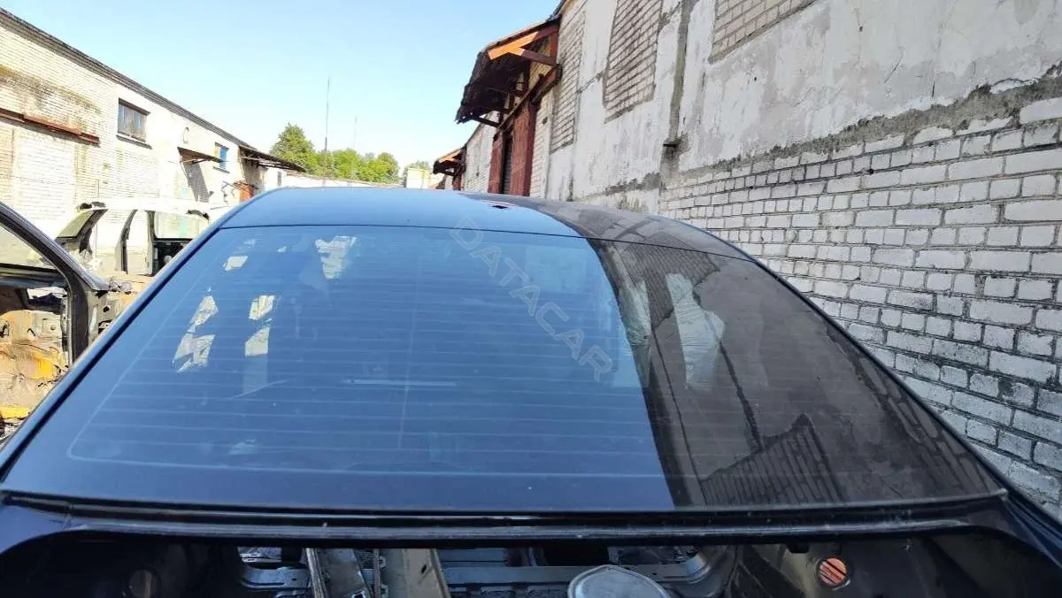 Заднее стекло 63106124