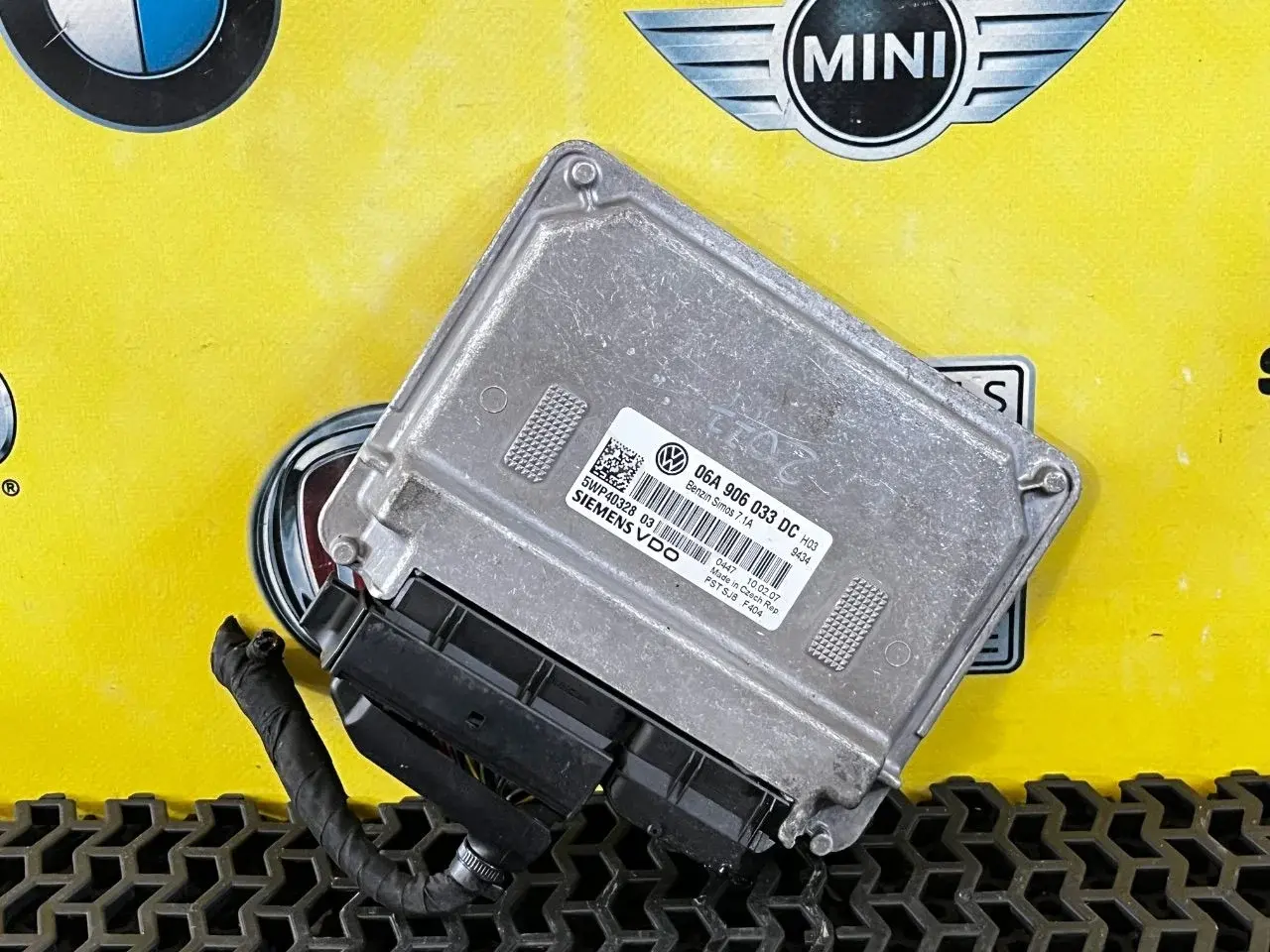 Блок управления двигателем 06A 906 033 DC