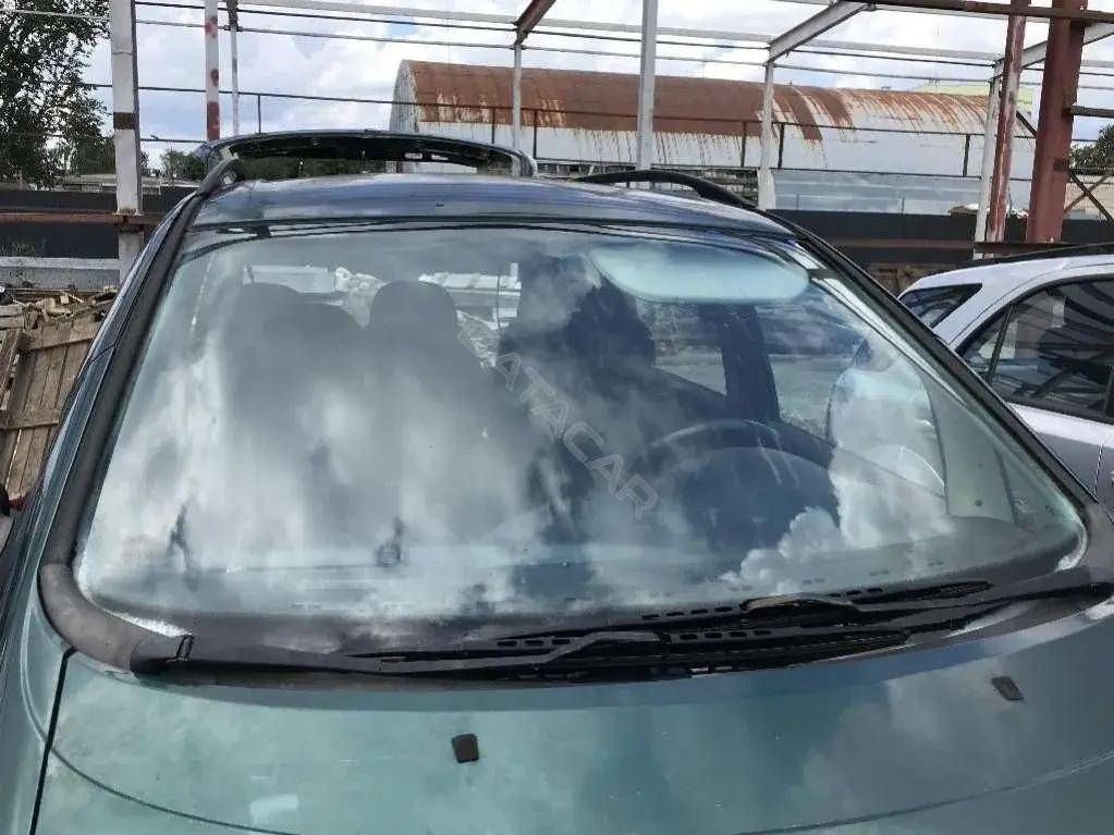Стекло лобовое 41162571