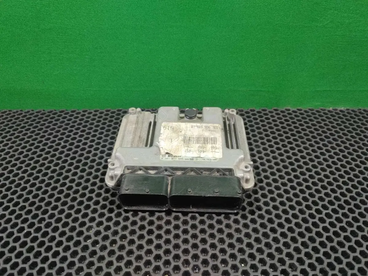 Блок управления двигателем 0 281 017 945, 03L 906 018 LB