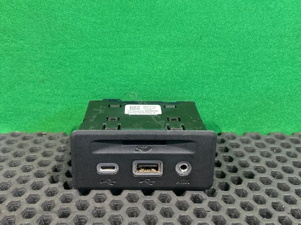 Разъем AUX / USB 84698809