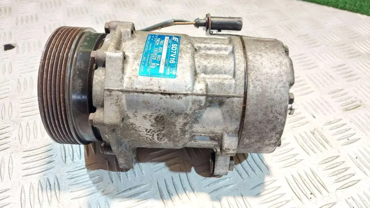 Компрессор кондиционера 7M3820803A