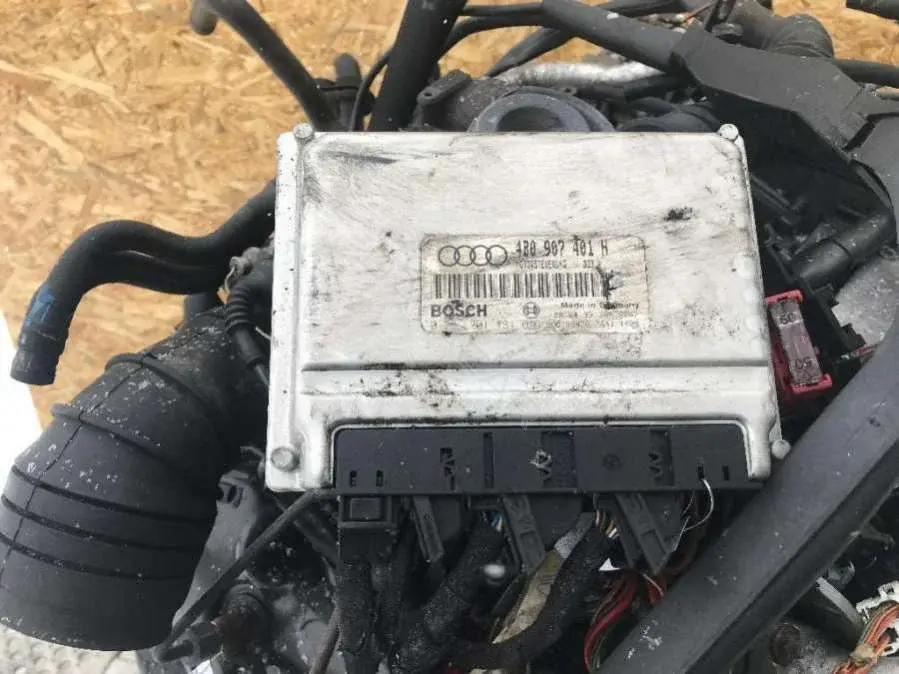 Блок управления двигателем 0 281 001 781, 4B0 907 401 H