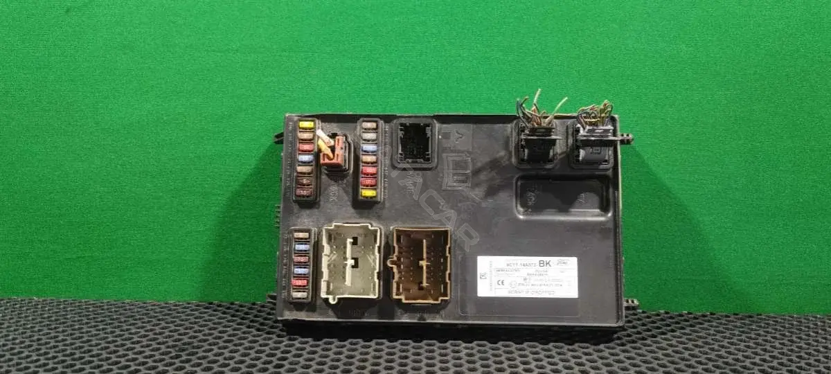 Блок предохранителей 6C1T 14A073 BK