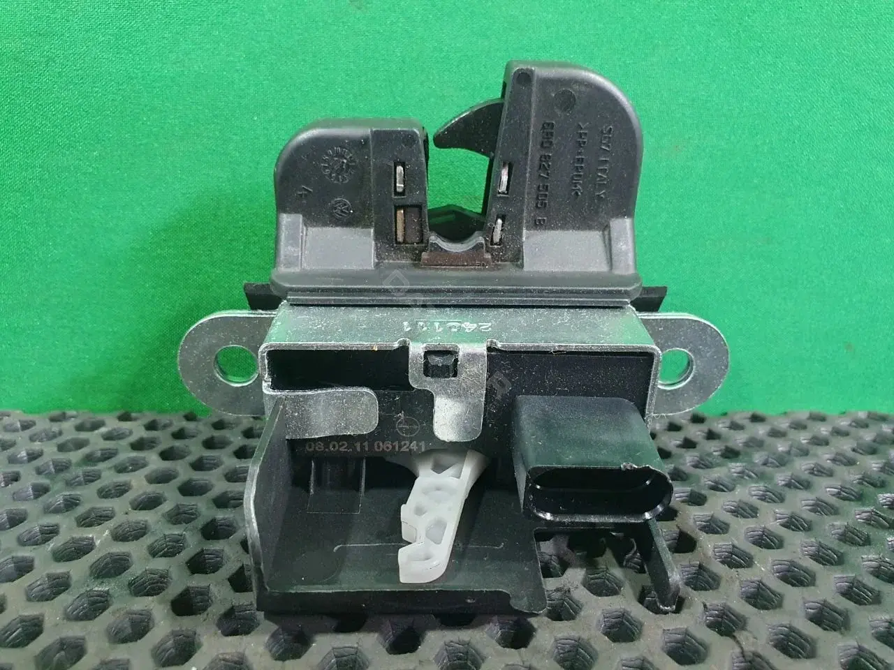 Замок крышки багажника 6R0 827 505 B