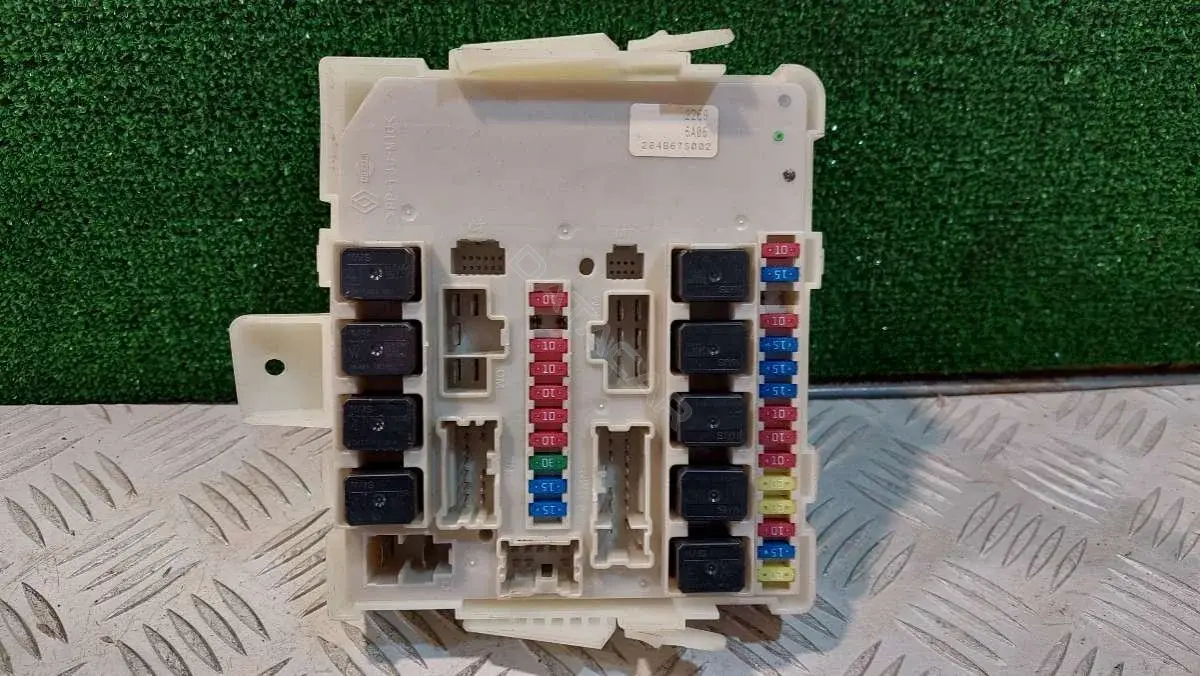 Блок предохранителей 284B67S002