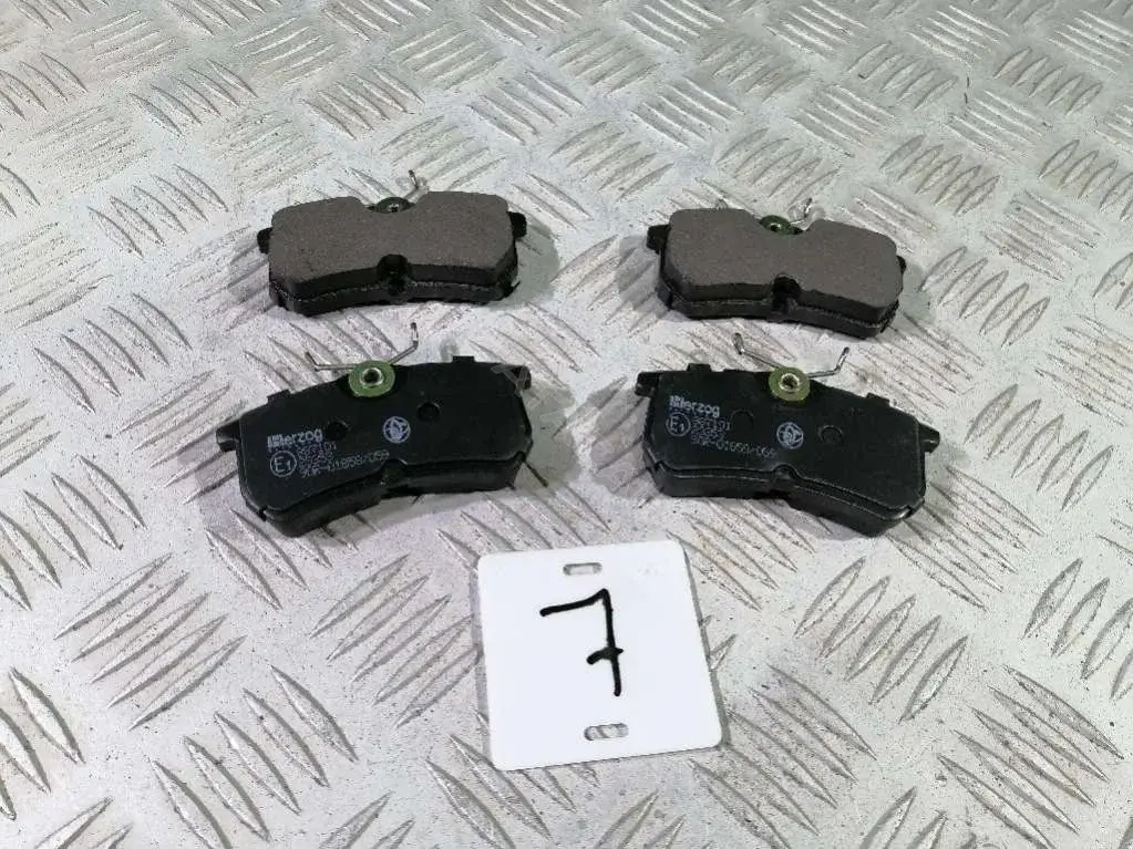 Тормозные колодки 90R 01858 059