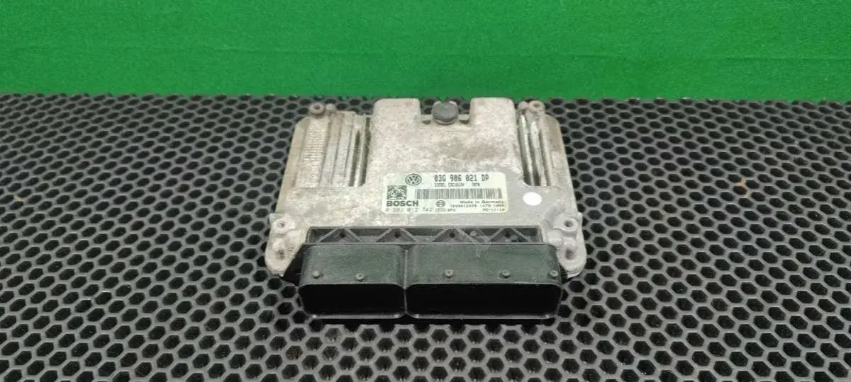 Блок управления двигателем 0 281 012 742, 03G 906 021 DP