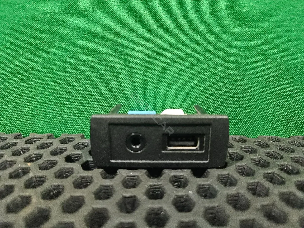 Разъем AUX / USB A 447 820 00 87
