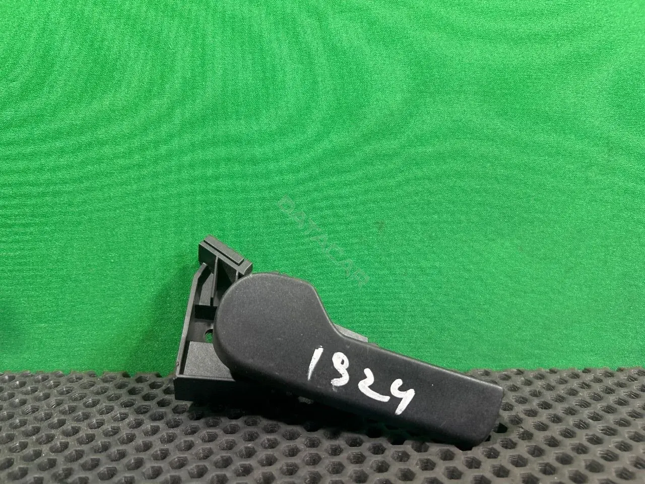 Ручка открывания капота 1J1 823 533 C
