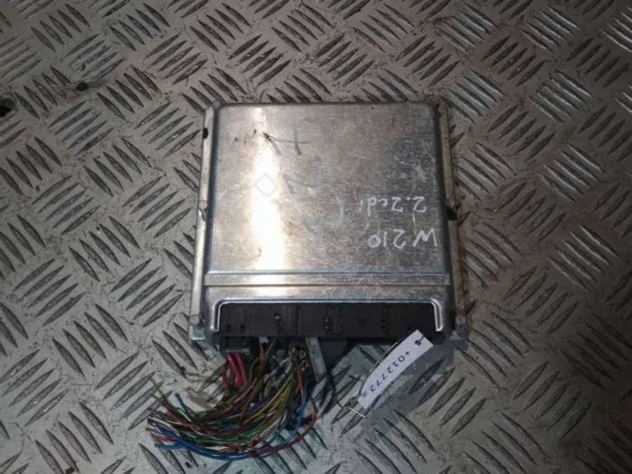 Блок управления двигателем 0 281 010 533, A6111532779