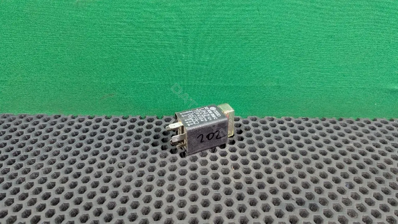 Реле топливного насоса 321 906 059 C