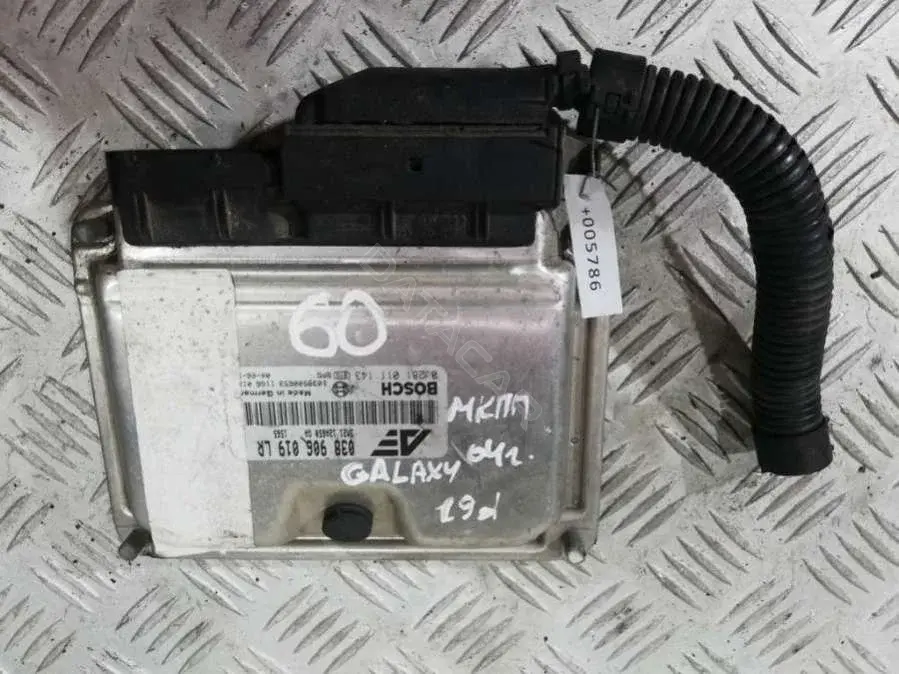 Блок управления двигателем 0 281 011 143, 038 906 019 LR