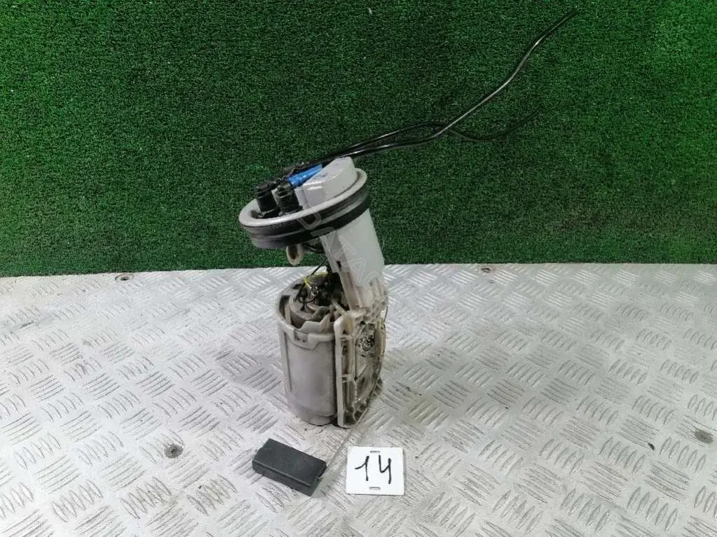 Топливный насос 7M3919050A