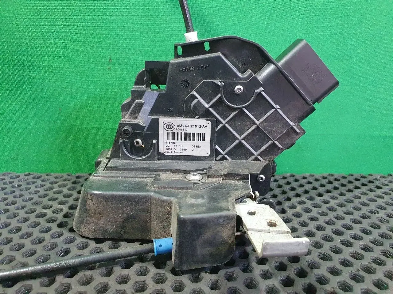 Замок двери 8M2A-R21812-AA