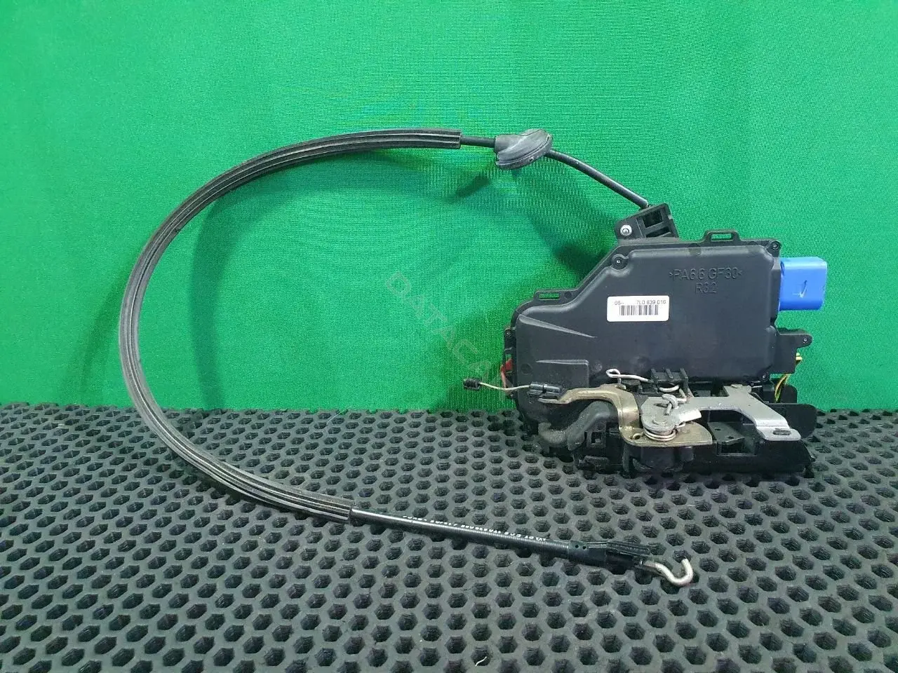 Замок двери 7L0 839 016