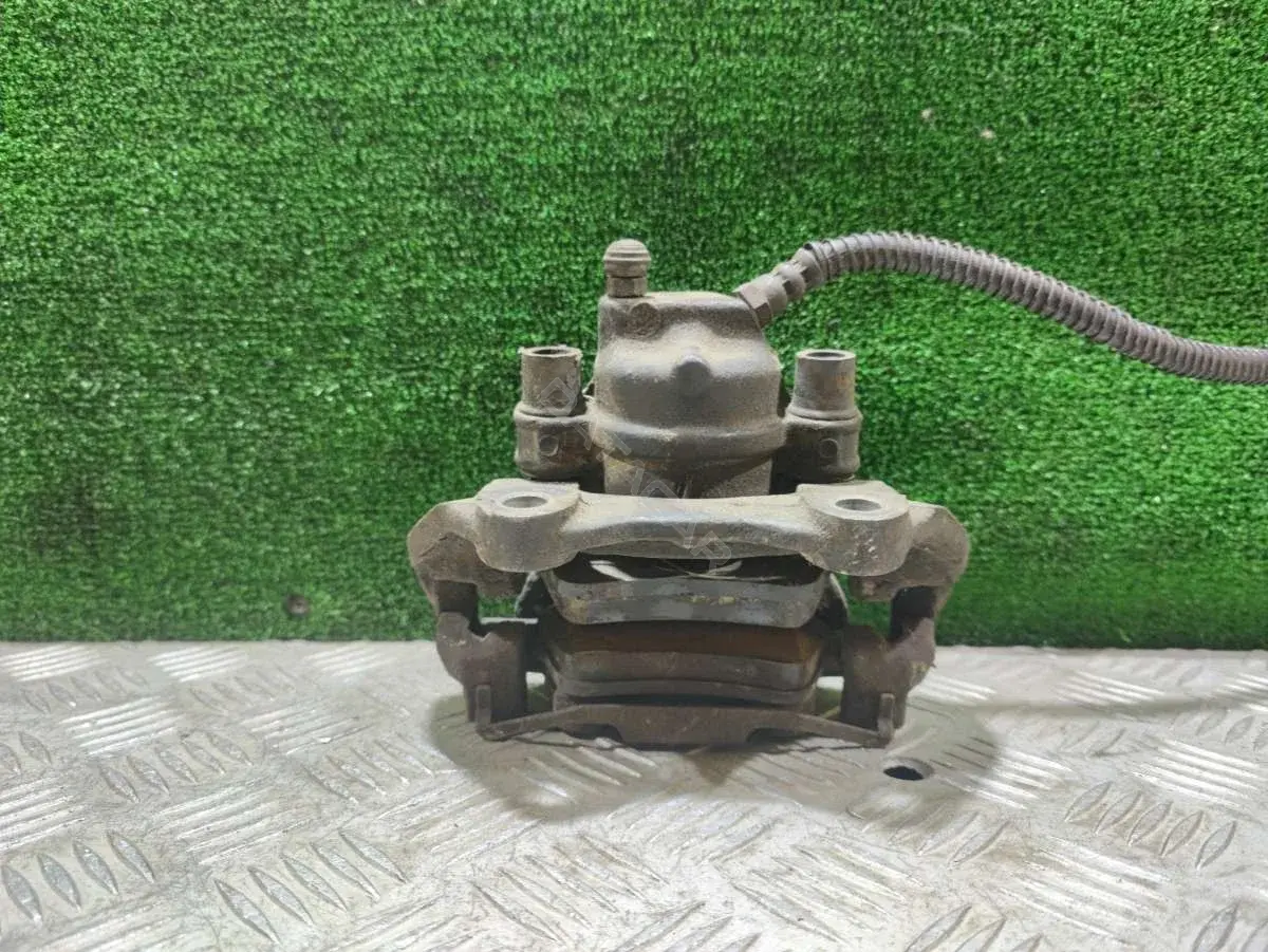 Суппорт тормозной 64781132