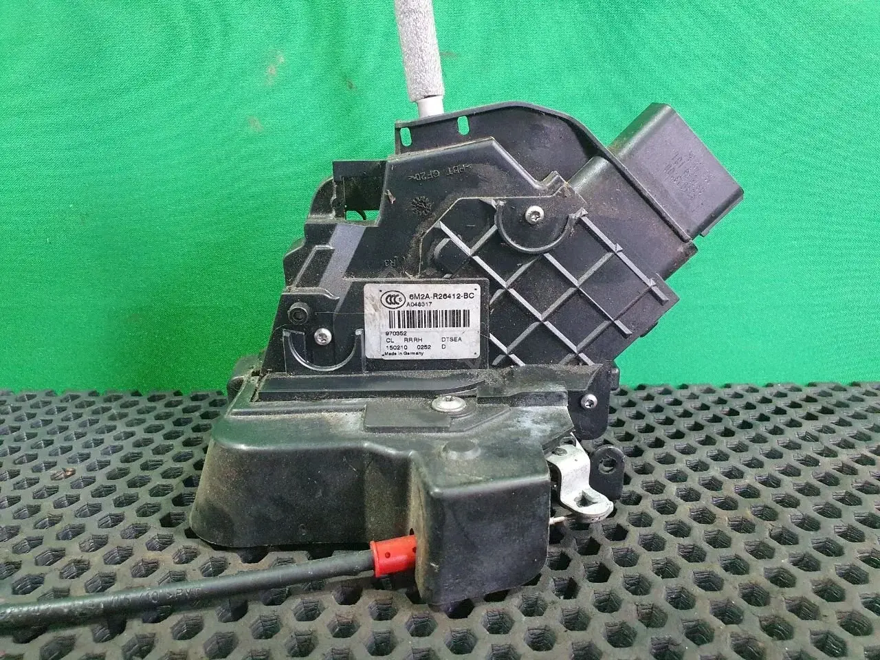 Замок двери 6M2A-R26412-BC